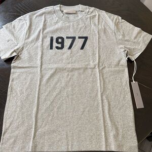Essentials 1977 Tee in Dark oatmeal